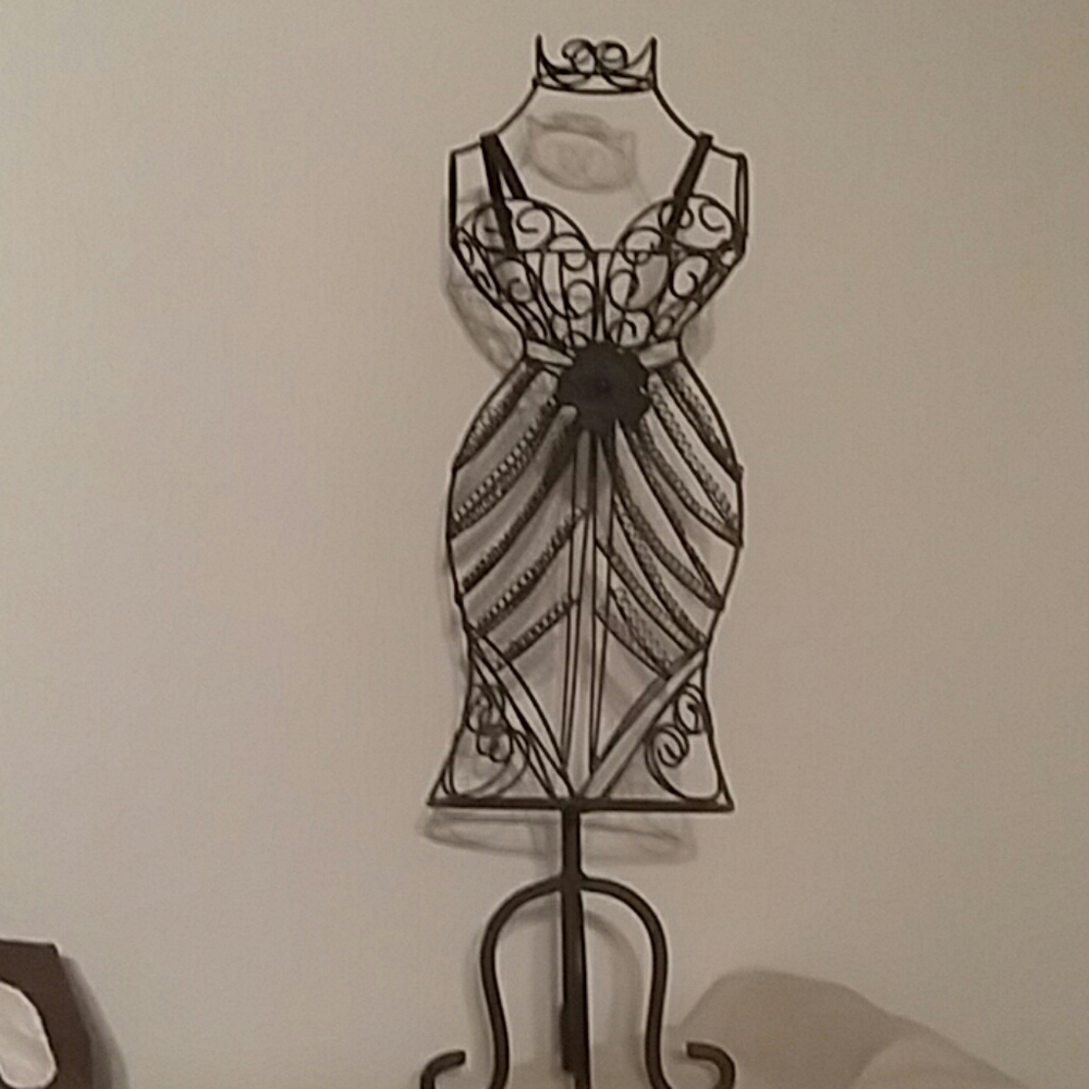 Mannequin style jewelry stand
